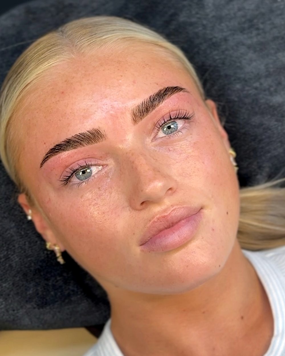 Brow lamination: full, defined brows, close portrait